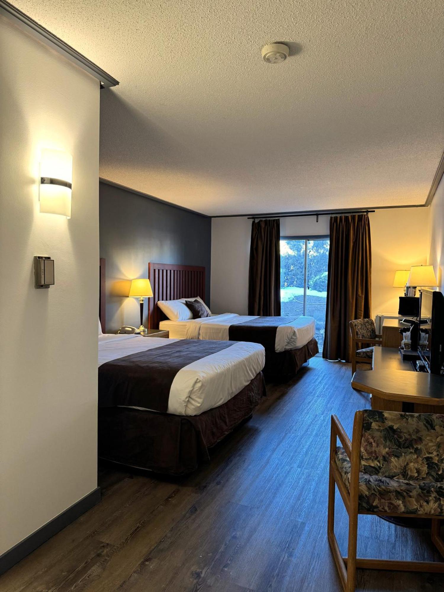 Divya Sutra Plaza And Conference Centre, Vernon, Bc Extérieur photo