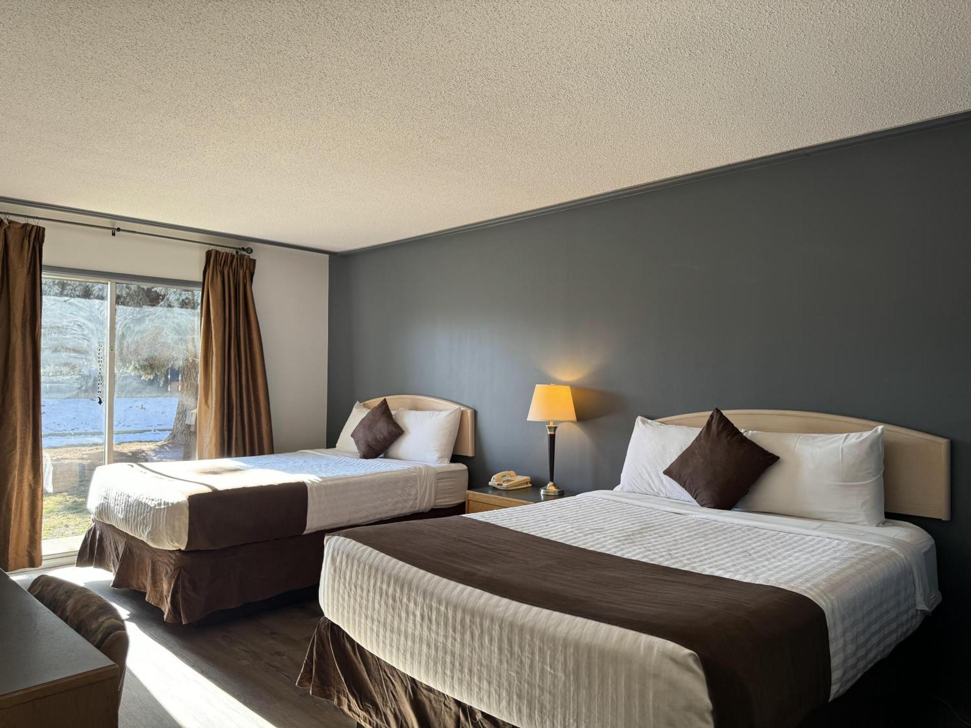 Divya Sutra Plaza And Conference Centre, Vernon, Bc Extérieur photo