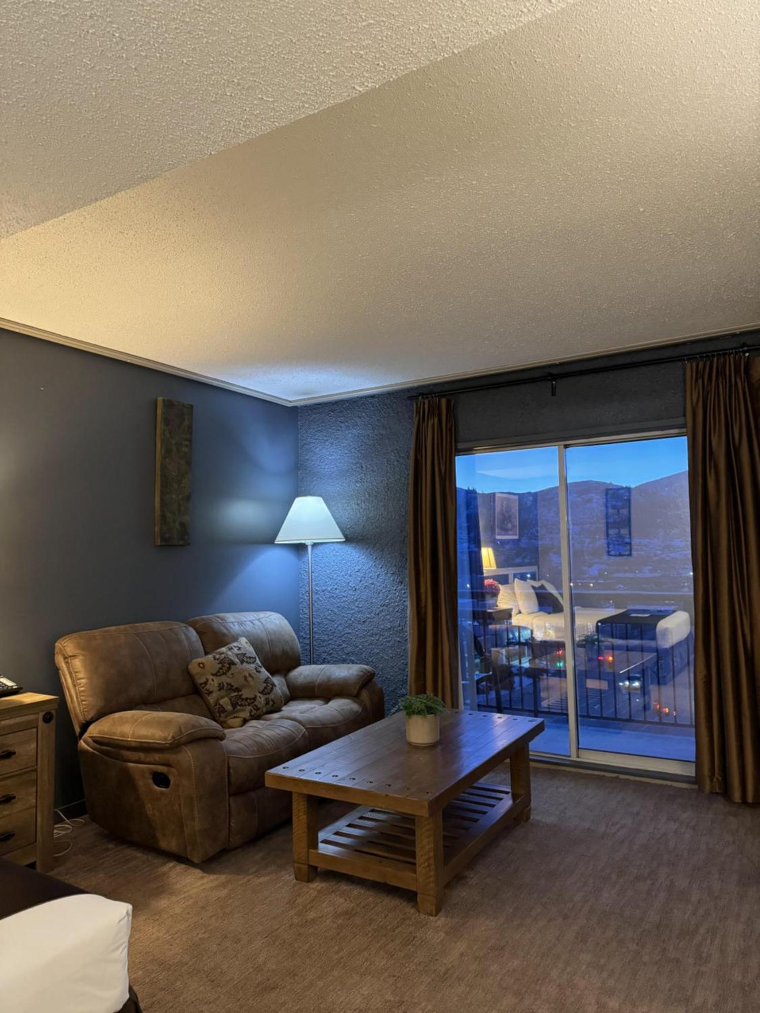 Divya Sutra Plaza And Conference Centre, Vernon, Bc Extérieur photo