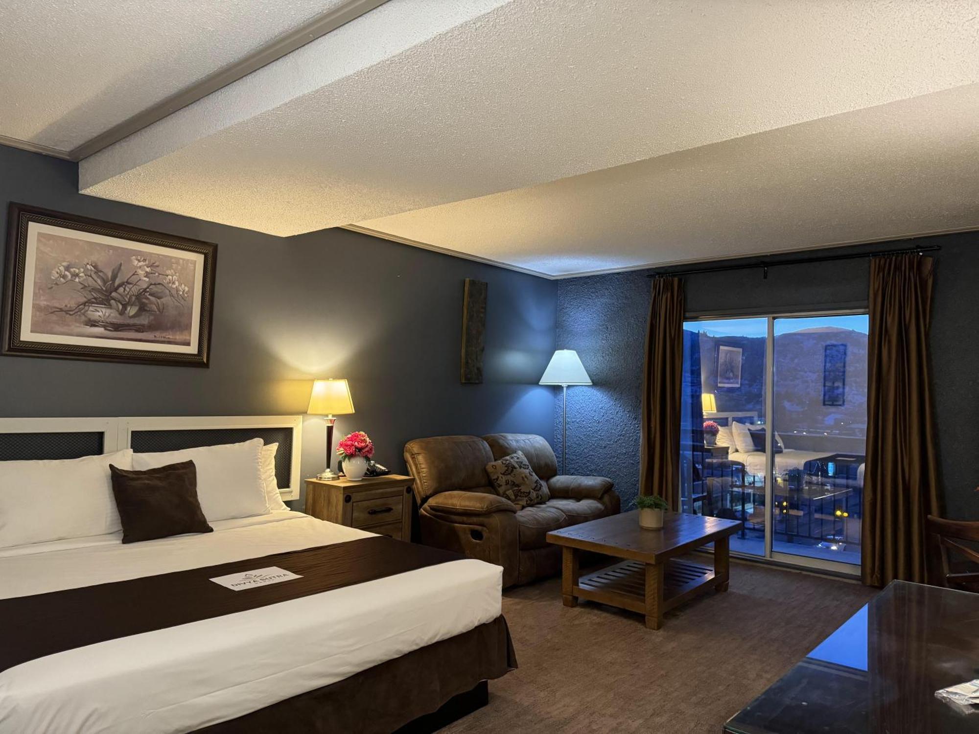 Divya Sutra Plaza And Conference Centre, Vernon, Bc Extérieur photo