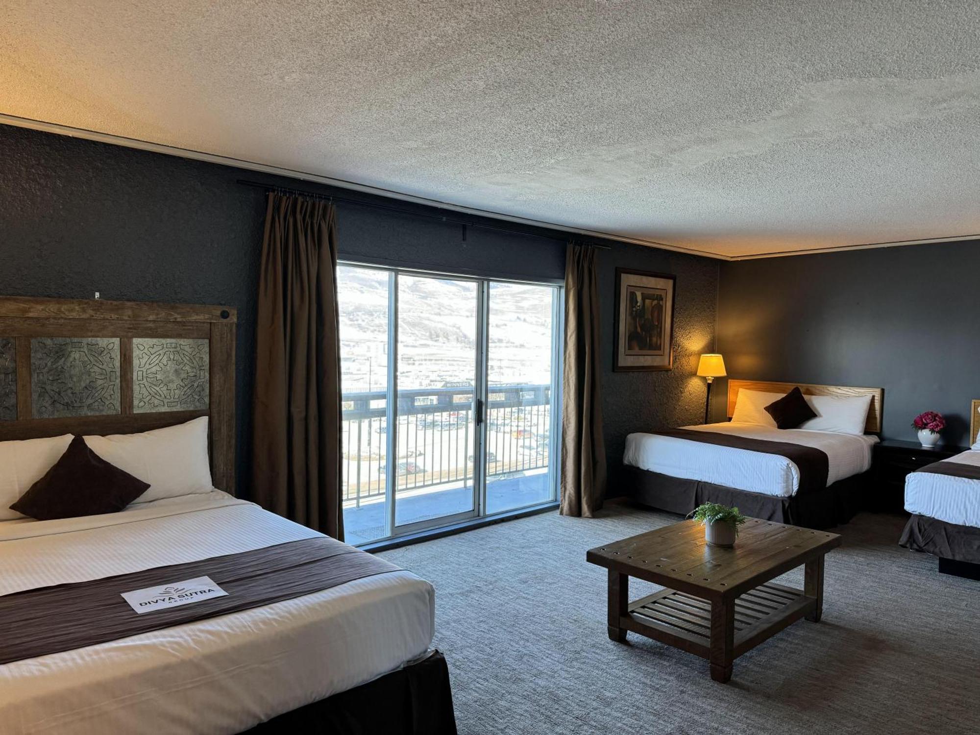 Divya Sutra Plaza And Conference Centre, Vernon, Bc Extérieur photo