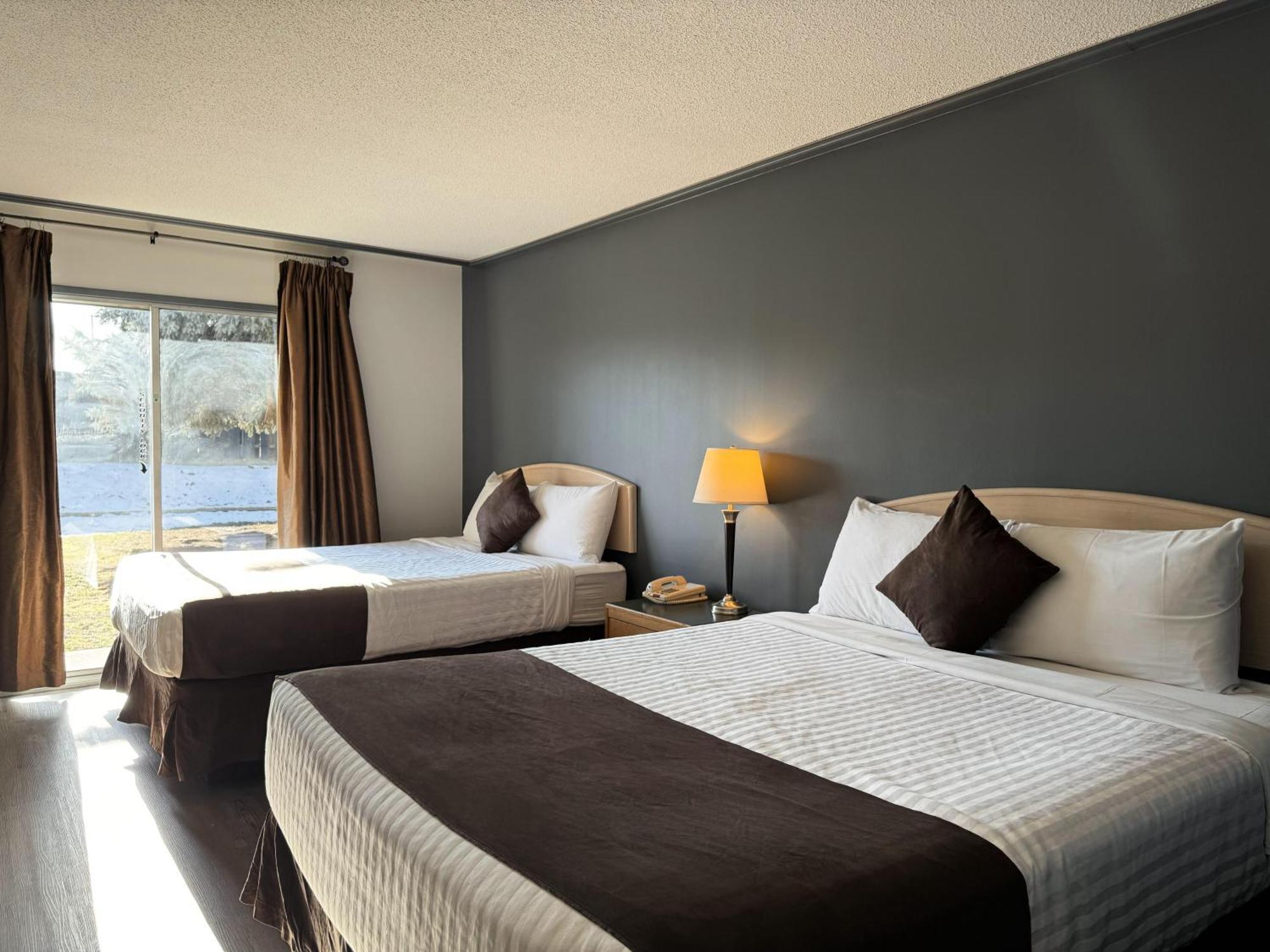 Divya Sutra Plaza And Conference Centre, Vernon, Bc Extérieur photo