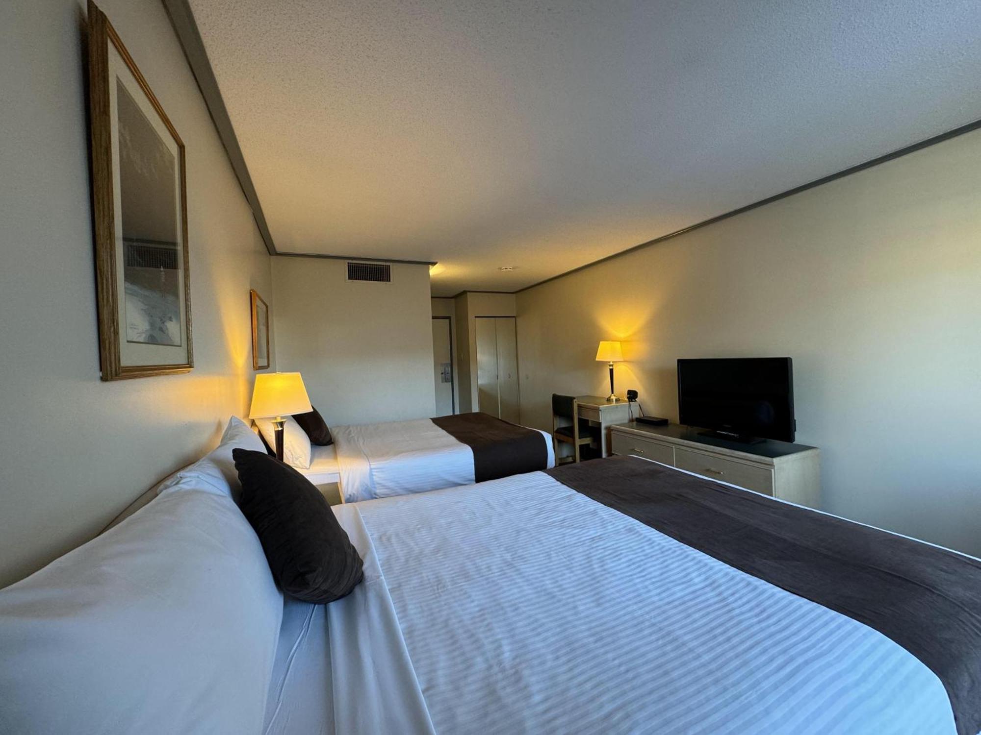 Divya Sutra Plaza And Conference Centre, Vernon, Bc Extérieur photo
