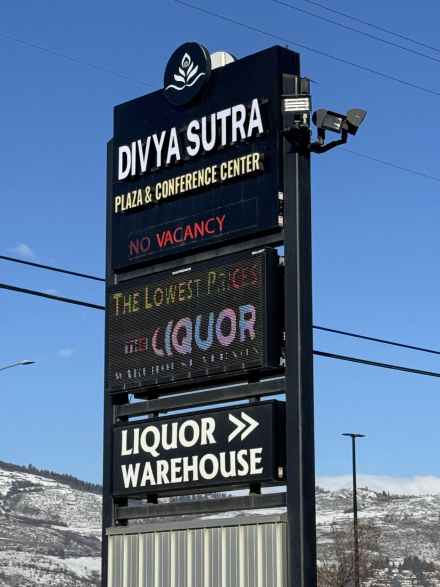 Divya Sutra Plaza And Conference Centre, Vernon, Bc Extérieur photo