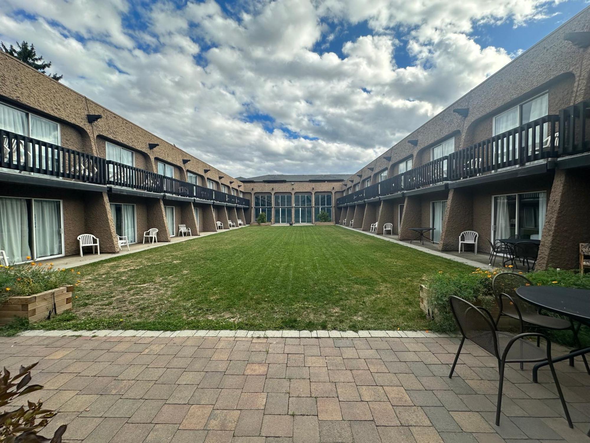 Divya Sutra Plaza And Conference Centre, Vernon, Bc Extérieur photo