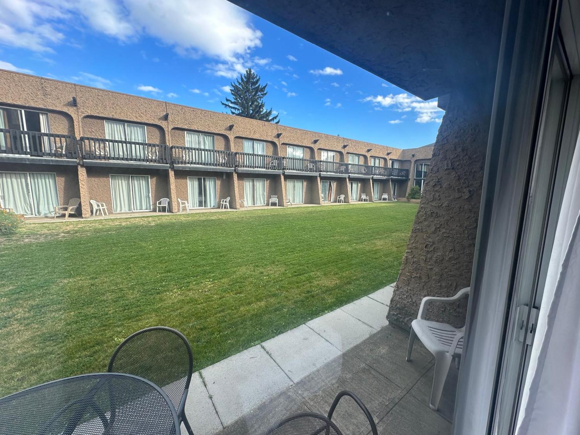 Divya Sutra Plaza And Conference Centre, Vernon, Bc Extérieur photo